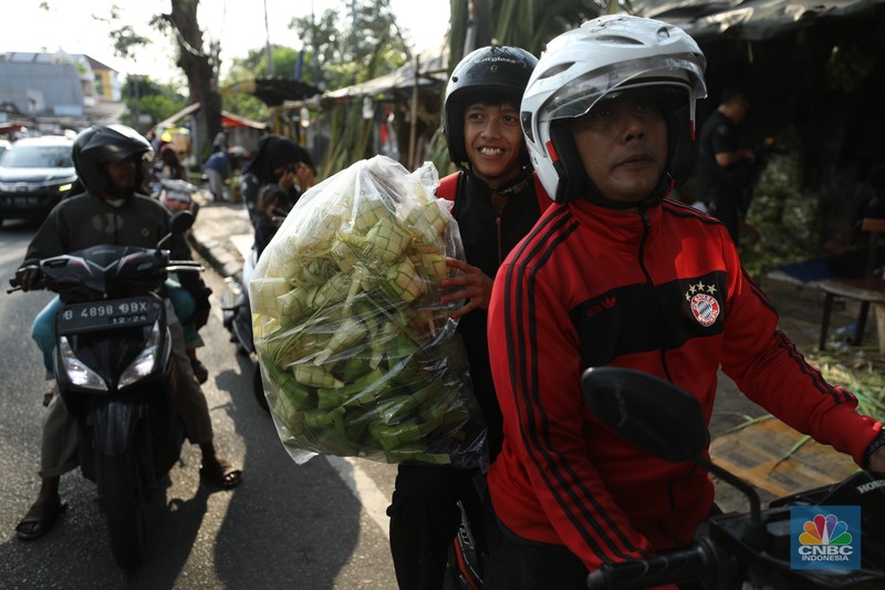 Pedagang Musiman Kulit Ketupat Mulai Penuhi Jalan di Jakarta. (CNBC Indonesia/Tri Susilo) Pedagang Musiman Kulit Ketupat Mulai Penuhi Jalan di Jakarta. (CNBC Indonesia/Tri Susilo)