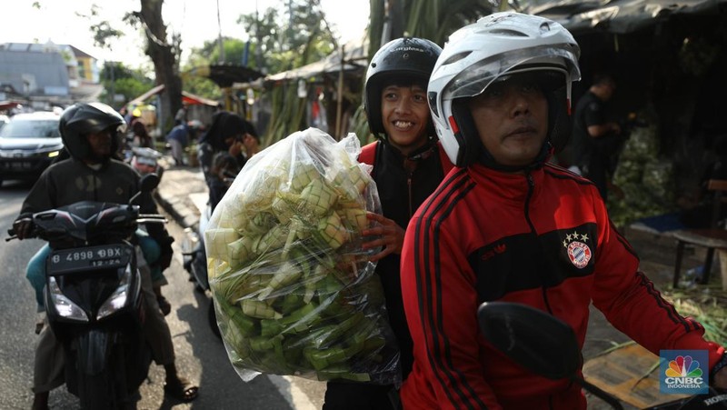 Pedagang Musiman Kulit Ketupat Mulai Penuhi Jalan di Jakarta. (CNBC Indonesia/Tri Susilo)