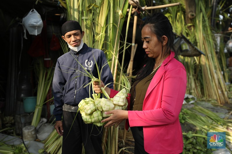 Pedagang Musiman Kulit Ketupat Mulai Penuhi Jalan di Jakarta. (CNBC Indonesia/Tri Susilo)