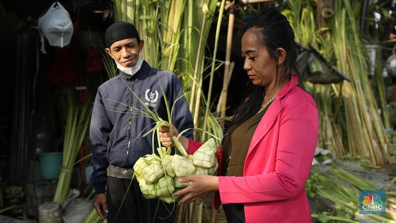 Pedagang Musiman Kulit Ketupat Mulai Penuhi Jalan di Jakarta. (CNBC Indonesia/Tri Susilo)