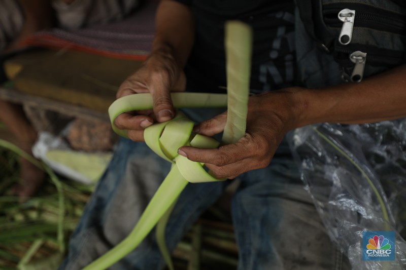 Pedagang Musiman Kulit Ketupat Mulai Penuhi Jalan di Jakarta. (CNBC Indonesia/Tri Susilo) Pedagang Musiman Kulit Ketupat Mulai Penuhi Jalan di Jakarta. (CNBC Indonesia/Tri Susilo)
