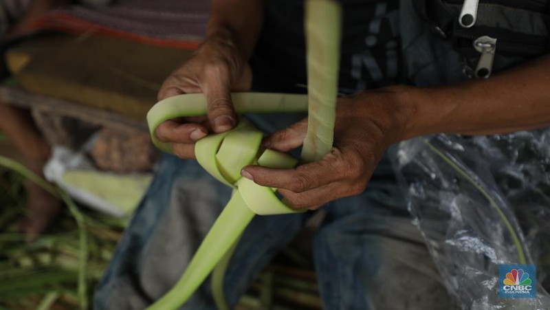 Pedagang Musiman Kulit Ketupat Mulai Penuhi Jalan di Jakarta. (CNBC Indonesia/Tri Susilo)