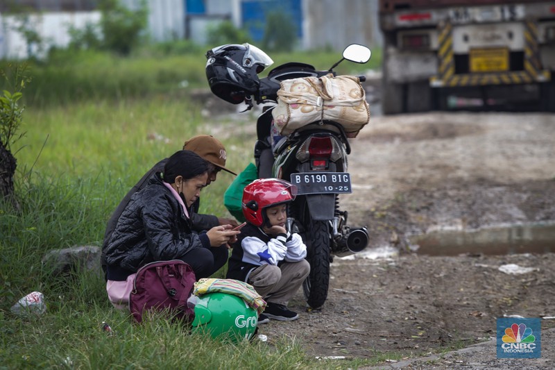 Pemudik Motor Membawa Keluarga Melintas Kawasan Karawang. (CNBC Indonesia/Tias Budiarto) Pemudik Motor Membawa Keluarga Melintas Kawasan Karawang. (CNBC Indonesia/Tias Budiarto)