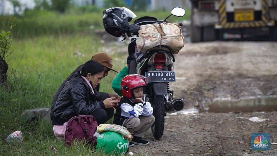 Pemudik Motor Membawa Keluarga Melintas Kawasan Karawang. (CNBC Indonesia/Tias Budiarto)