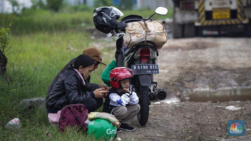 Pemudik Motor Membawa Keluarga Melintas Kawasan Karawang. (CNBC Indonesia/Tias Budiarto)