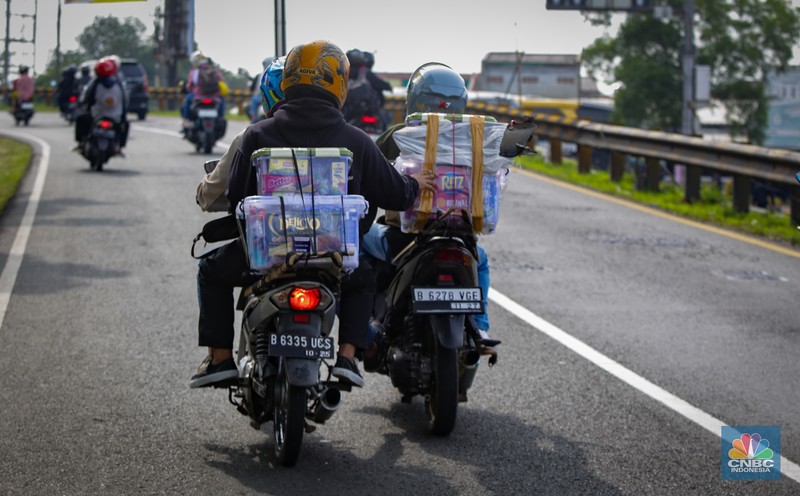 Pemudik Motor Membawa Keluarga Melintas Kawasan Karawang. (CNBC Indonesia/Tias Budiarto) Pemudik Motor Membawa Keluarga Melintas Kawasan Karawang. (CNBC Indonesia/Tias Budiarto)