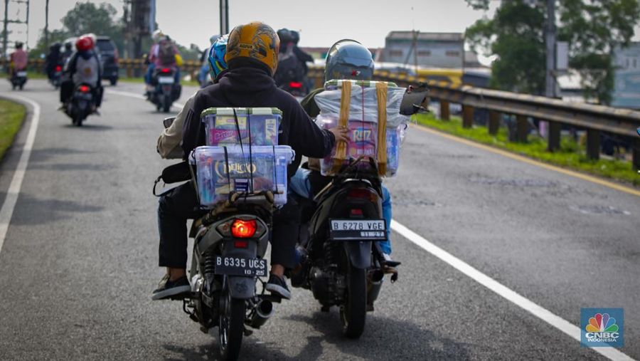 Pemudik Motor Membawa Keluarga Melintas Kawasan Karawang. (CNBC Indonesia/Tias Budiarto)