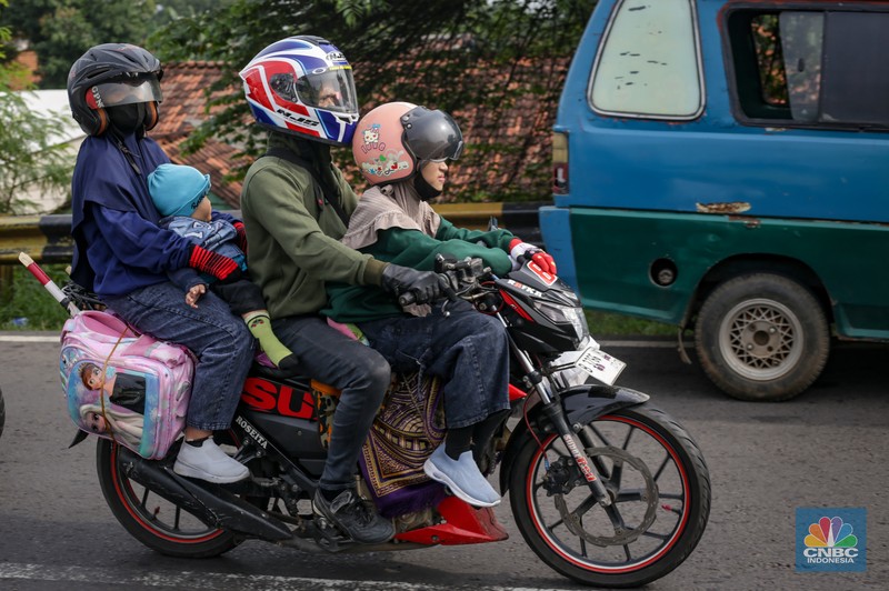 Pemudik Motor Membawa Keluarga Melintas Kawasan Karawang. (CNBC Indonesia/Tias Budiarto) Pemudik Motor Membawa Keluarga Melintas Kawasan Karawang. (CNBC Indonesia/Tias Budiarto)
