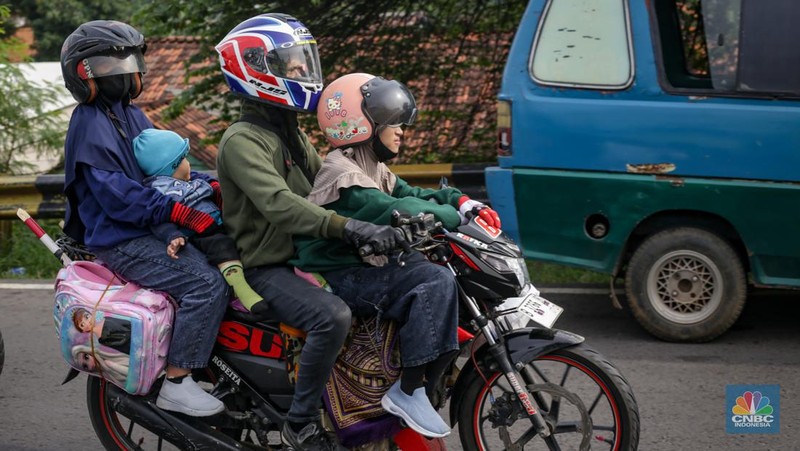 Pemudik Motor Membawa Keluarga Melintas Kawasan Karawang. (CNBC Indonesia/Tias Budiarto)