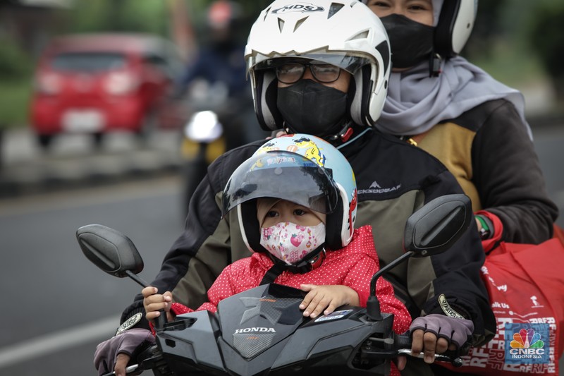 Pemudik Motor Membawa Keluarga Melintas Kawasan Karawang. (CNBC Indonesia/Tias Budiarto) Pemudik Motor Membawa Keluarga Melintas Kawasan Karawang. (CNBC Indonesia/Tias Budiarto)