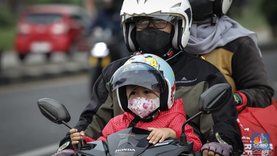 Pemudik Motor Membawa Keluarga Melintas Kawasan Karawang. (CNBC Indonesia/Tias Budiarto)