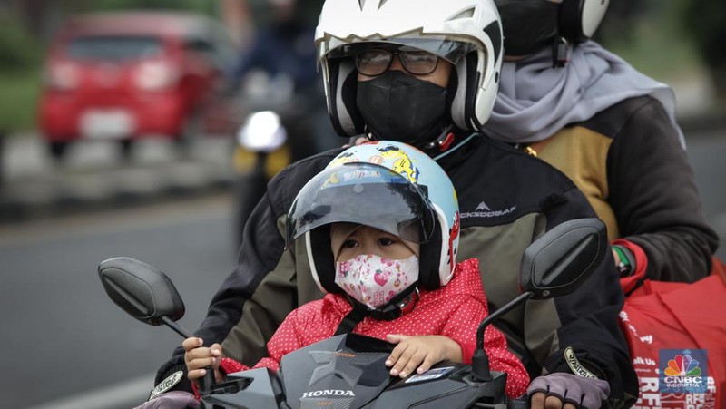 Pemudik Motor Membawa Keluarga Melintas Kawasan Karawang. (CNBC Indonesia/Tias Budiarto)