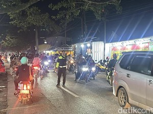 Polisi Tertibkan Jukir Liar Picu Kemacetan di Kawasan Perdagangan Bone