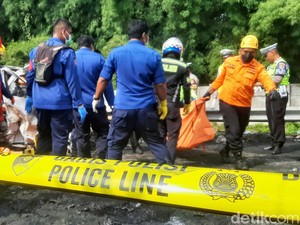 Polisi Evakuasi 12 Kantong Mayat dari Kecelakaan KM 58 Tol Cikampek