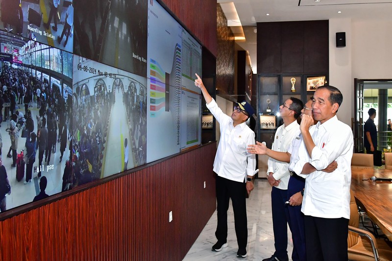 Presiden RI Jokowi Tinjau Pemudik KA di  St Senen, Jakarta, Senin, 8/4. (Vico - Biro Pers Sekretariat Presiden)
