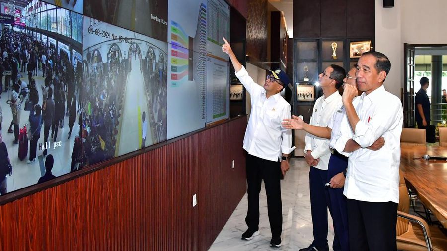 Presiden RI Jokowi Tinjau Pemudik KA di  St Senen, Jakarta, Senin, 8/4. (Vico - Biro Pers Sekretariat Presiden)