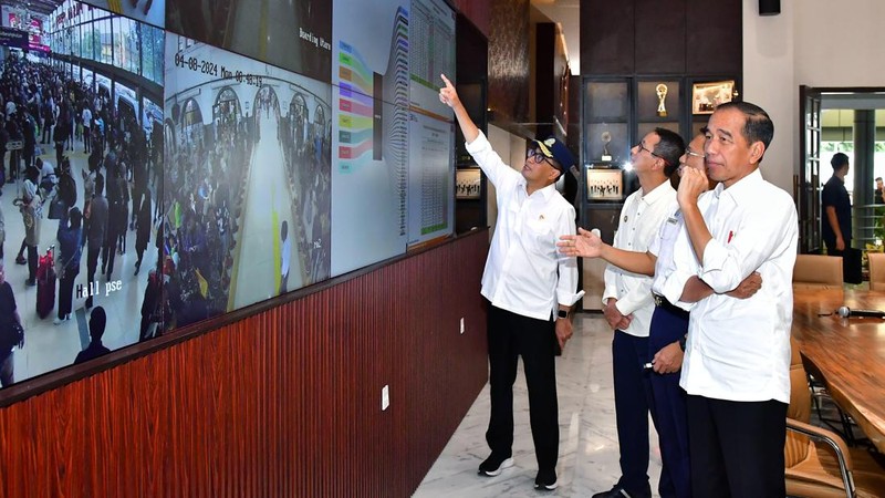 Presiden RI Jokowi Tinjau Pemudik KA di  St Senen, Jakarta, Senin, 8/4. (Vico - Biro Pers Sekretariat Presiden)