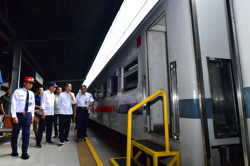 Presiden RI Jokowi Tinjau Pemudik KA di  St Senen, Jakarta, Senin, 8/4. (Vico - Biro Pers Sekretariat Presiden)