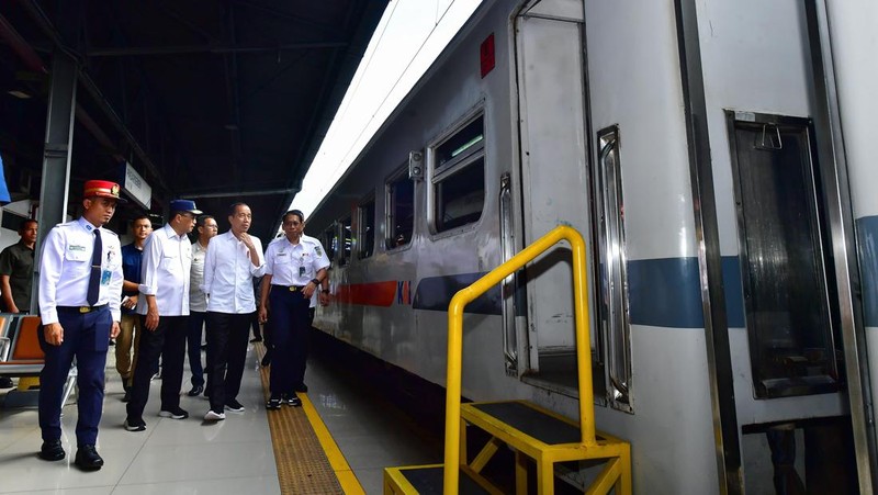 Presiden RI Jokowi Tinjau Pemudik KA di  St Senen, Jakarta, Senin, 8/4. (Vico - Biro Pers Sekretariat Presiden)