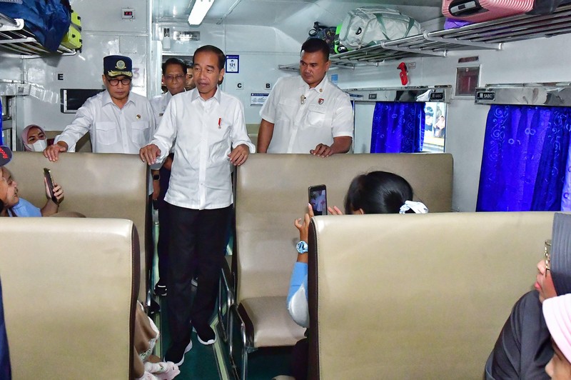 Presiden RI Jokowi Tinjau Pemudik KA di  St Senen, Jakarta, Senin, 8/4. (Vico - Biro Pers Sekretariat Presiden)