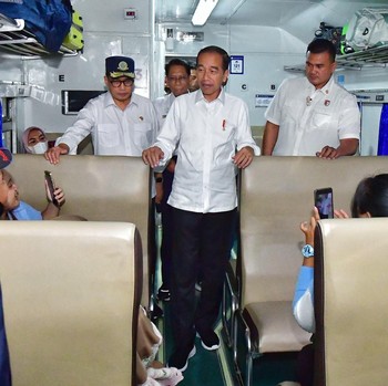 Susuri Gerbong-gerbong Kereta, Jokowi Pantau Pemudik KA di St Senen