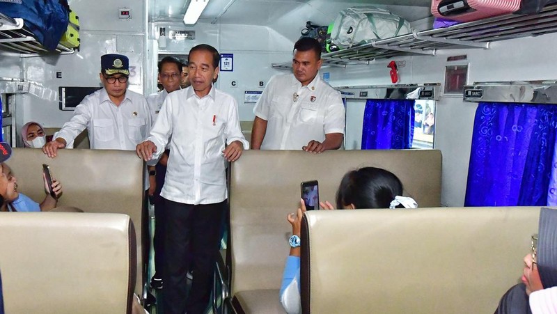 Presiden RI Jokowi Tinjau Pemudik KA di  St Senen, Jakarta, Senin, 8/4. (Vico - Biro Pers Sekretariat Presiden)