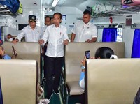 Susuri Gerbong-gerbong Kereta, Jokowi Pantau Pemudik KA di St Senen