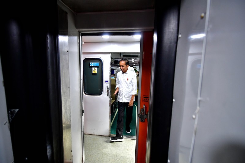 Presiden RI Jokowi Tinjau Pemudik KA di  St Senen, Jakarta, Senin, 8/4. (Vico - Biro Pers Sekretariat Presiden)
