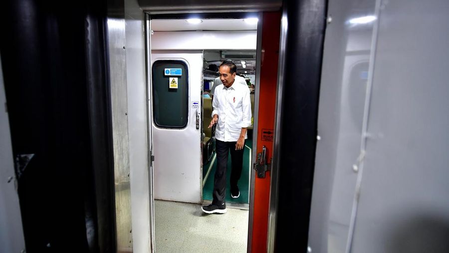 Presiden RI Jokowi Tinjau Pemudik KA di  St Senen, Jakarta, Senin, 8/4. (Vico - Biro Pers Sekretariat Presiden)