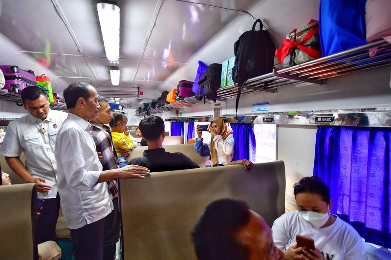 Presiden RI Jokowi Tinjau Pemudik KA di  St Senen, Jakarta, Senin, 8/4. (Vico - Biro Pers Sekretariat Presiden)