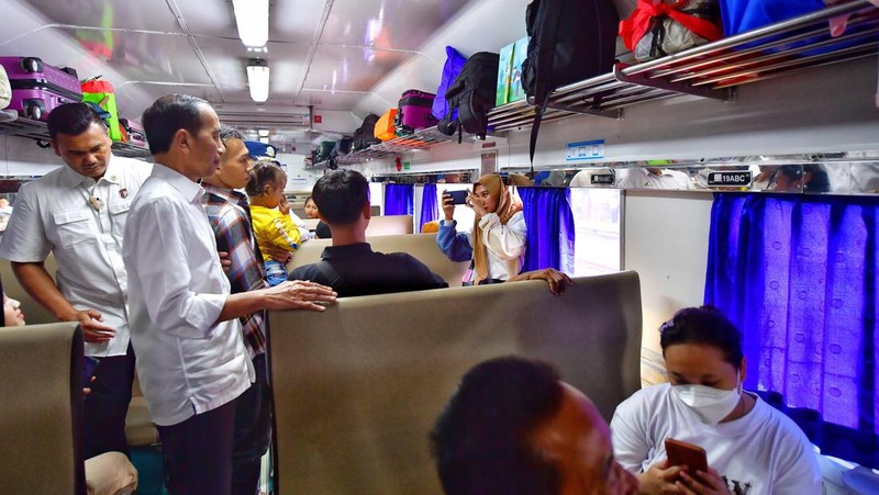 Presiden RI Jokowi Tinjau Pemudik KA di  St Senen, Jakarta, Senin, 8/4. (Vico - Biro Pers Sekretariat Presiden)