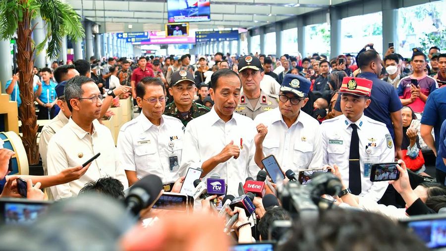 Presiden RI Jokowi Tinjau Pemudik KA di  St Senen, Jakarta, Senin, 8/4. (Vico - Biro Pers Sekretariat Presiden)