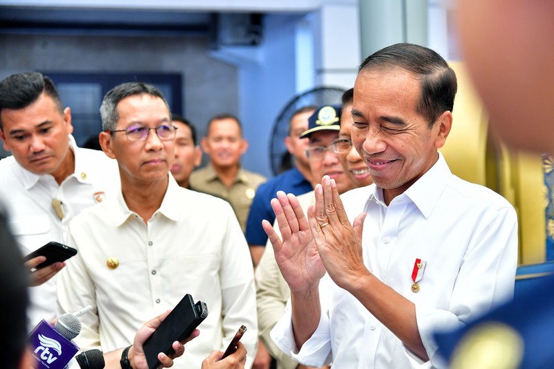 Presiden RI Jokowi Tinjau Pemudik KA di St Senen, Jakarta, Senin, 8/4. (Vico - Biro Pers Sekretariat Presiden) Presiden RI Jokowi Tinjau Pemudik KA di St Senen, Jakarta, Senin, 8/4. (Vico - Biro Pers Sekretariat Presiden)