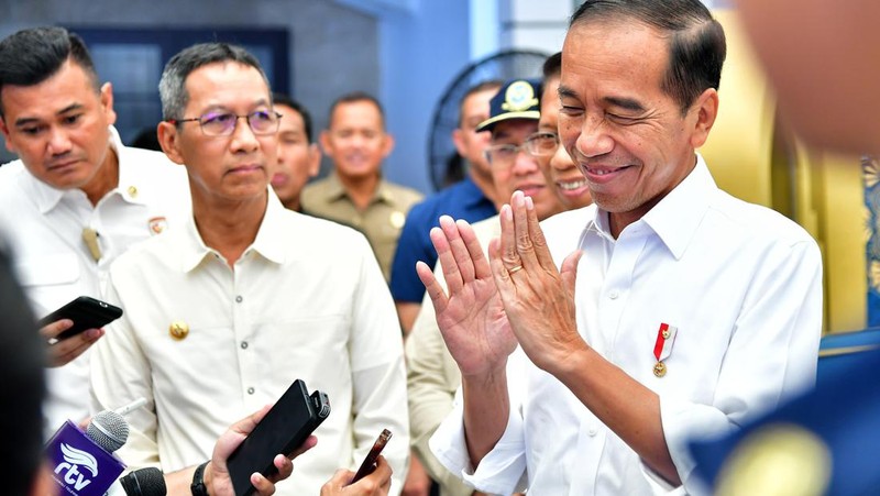 Presiden RI Jokowi Tinjau Pemudik KA di  St Senen, Jakarta, Senin, 8/4. (Vico - Biro Pers Sekretariat Presiden)