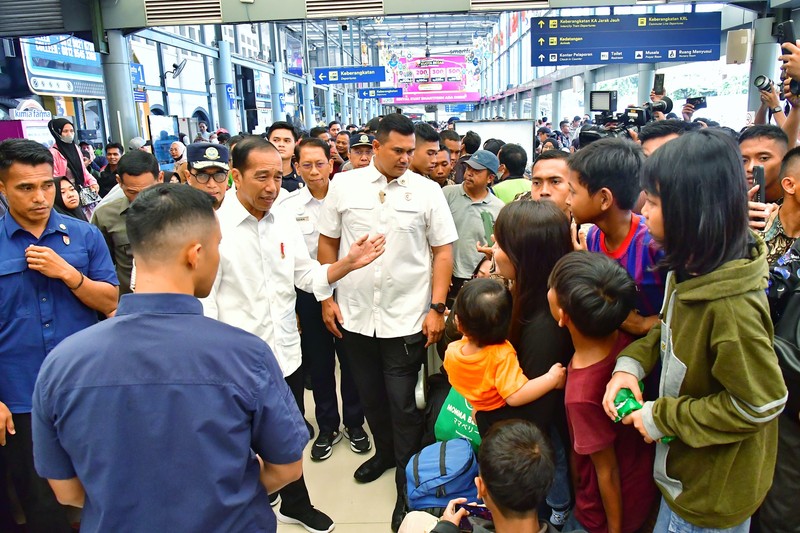 Presiden RI Jokowi Tinjau Pemudik KA di  St Senen, Jakarta, Senin, 8/4. (Vico - Biro Pers Sekretariat Presiden)
