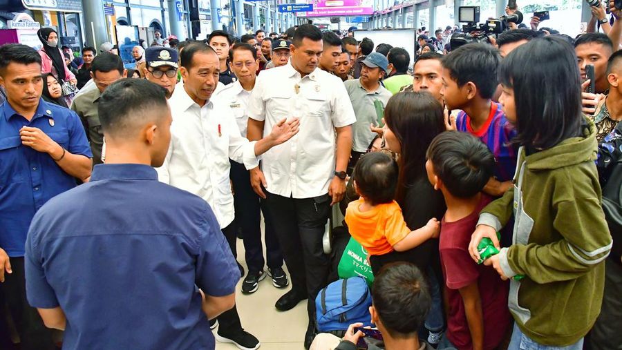 Presiden RI Jokowi Tinjau Pemudik KA di  St Senen, Jakarta, Senin, 8/4. (Vico - Biro Pers Sekretariat Presiden)