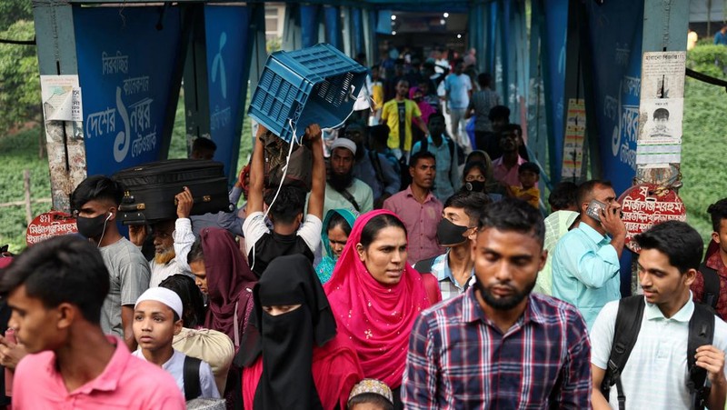 People get into a ferry at the Sadarghat Ferry Terminal to go home to celebrate Eid al-Fitr with their family, in Dhaka, Bangladesh, April 8, 2024. REUTERS/Mohammad Ponir Hossain