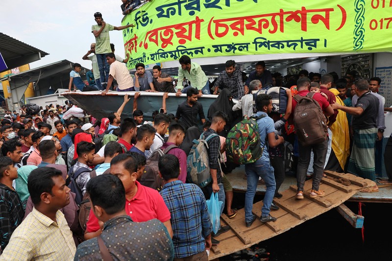 RELIGION-EID/BANGLADESH People get into a ferry at the Sadarghat Ferry Terminal to go home to celebrate Eid al-Fitr with their family, in Dhaka, Bangladesh, April 8, 2024. REUTERS/Mohammad Ponir Hossain