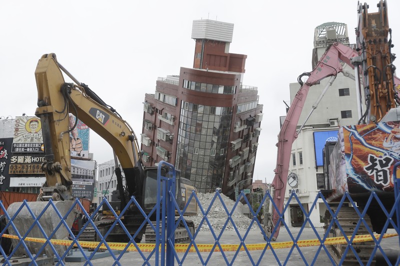 Taiwan Earthquake Heavy equipment begins demolition of a collapsed building, two days after a powerful earthquake struck the city, in Hualien City, eastern Taiwan, Friday, April 5, 2024. (AP Photo/Chiang Ying-ying)