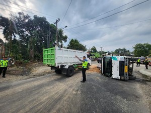 Truk Angkut Tanah di Deli Serdang Terbalik-Bikin Lalin Macet, Sopir Ditilang