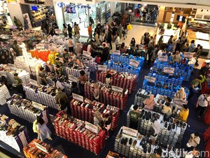 Warga Malang Banjiri Pusat Perbelanjaan di H-2 Jelang Lebaran