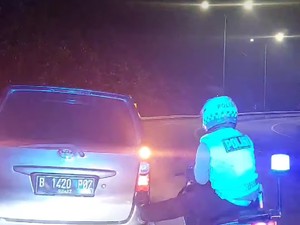 Viral Aksi Polisi di Subang Dorong Mobil Mogok Pakai Kaki