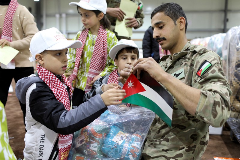 Anak-anak membantu personel militer mengemas bantuan pakaian yang akan diturunkan dari udara di Gaza, menjelang perayaan Idul Fitri, di Zarqa, Yordania. (REUTERS/Alaa Al Sukhni) Anak-anak membantu personel militer mengemas bantuan pakaian yang akan diturunkan dari udara di Gaza, menjelang perayaan Idul Fitri, di Zarqa, Yordania. (REUTERS/Alaa Al Sukhni)