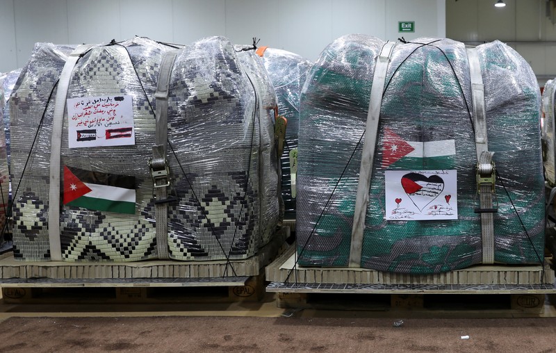 Anak-anak membantu personel militer mengemas bantuan pakaian yang akan diturunkan dari udara di Gaza, menjelang perayaan Idul Fitri, di Zarqa, Yordania. (REUTERS/Alaa Al Sukhni) Anak-anak membantu personel militer mengemas bantuan pakaian yang akan diturunkan dari udara di Gaza, menjelang perayaan Idul Fitri, di Zarqa, Yordania. (REUTERS/Alaa Al Sukhni)