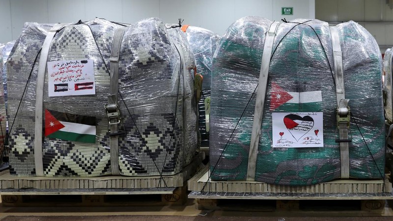 Anak-anak membantu personel militer mengemas bantuan pakaian yang akan diturunkan dari udara di Gaza, menjelang perayaan Idul Fitri, di Zarqa, Yordania. (REUTERS/Alaa Al Sukhni)
