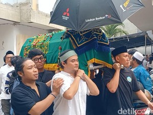 Momen Jenazah Babe Cabita Disalatkan