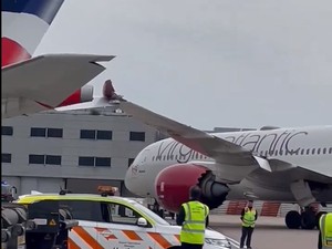 Dua Sayap Pesawat Saling Senggol di Bandara