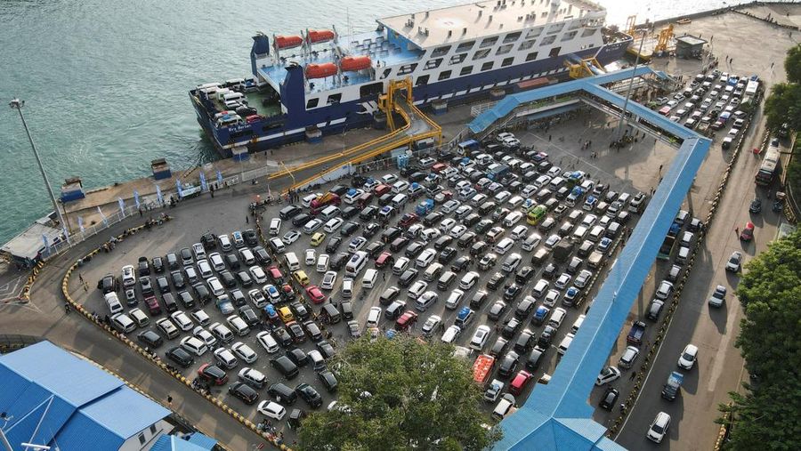 Foto udara menujukkan puncak hari lebaran atau H-1 (9/4/2024), antrean kendaraan di pelabuhan Merak, Banten masih terjadi. (REUTERS/Yuddy Cahya Budiman)