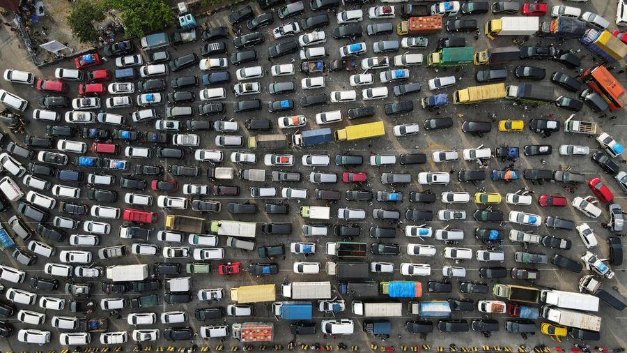 Foto udara menujukkan puncak hari lebaran atau H-1 (9/4/2024), antrean kendaraan di pelabuhan Merak, Banten masih terjadi. (REUTERS/Yuddy Cahya Budiman)
