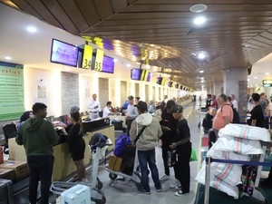 Suasana Puncak Arus Balik Libur Lebaran di Bandara Ngurah Rai